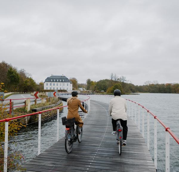 Cykelister på cykelsti ved hvidkilde gods