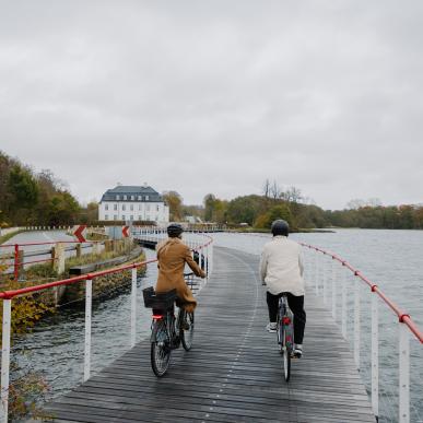 Cykelister på cykelsti ved hvidkilde gods